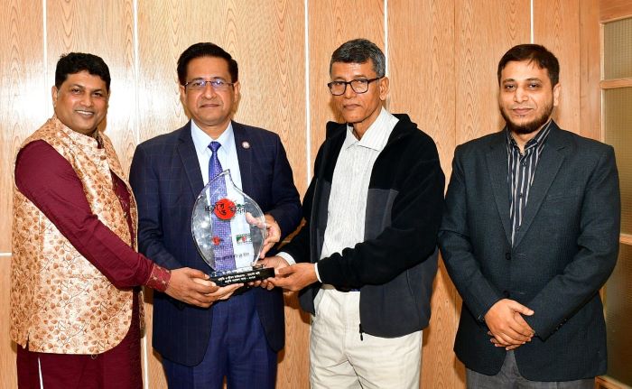 প্রকৃতি সংরক্ষণ পদক পেলেন চবির অধ্যাপক মনজুরুল কিবরীয়া